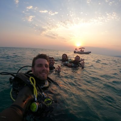 Mergulhadores no pôr-do-sol